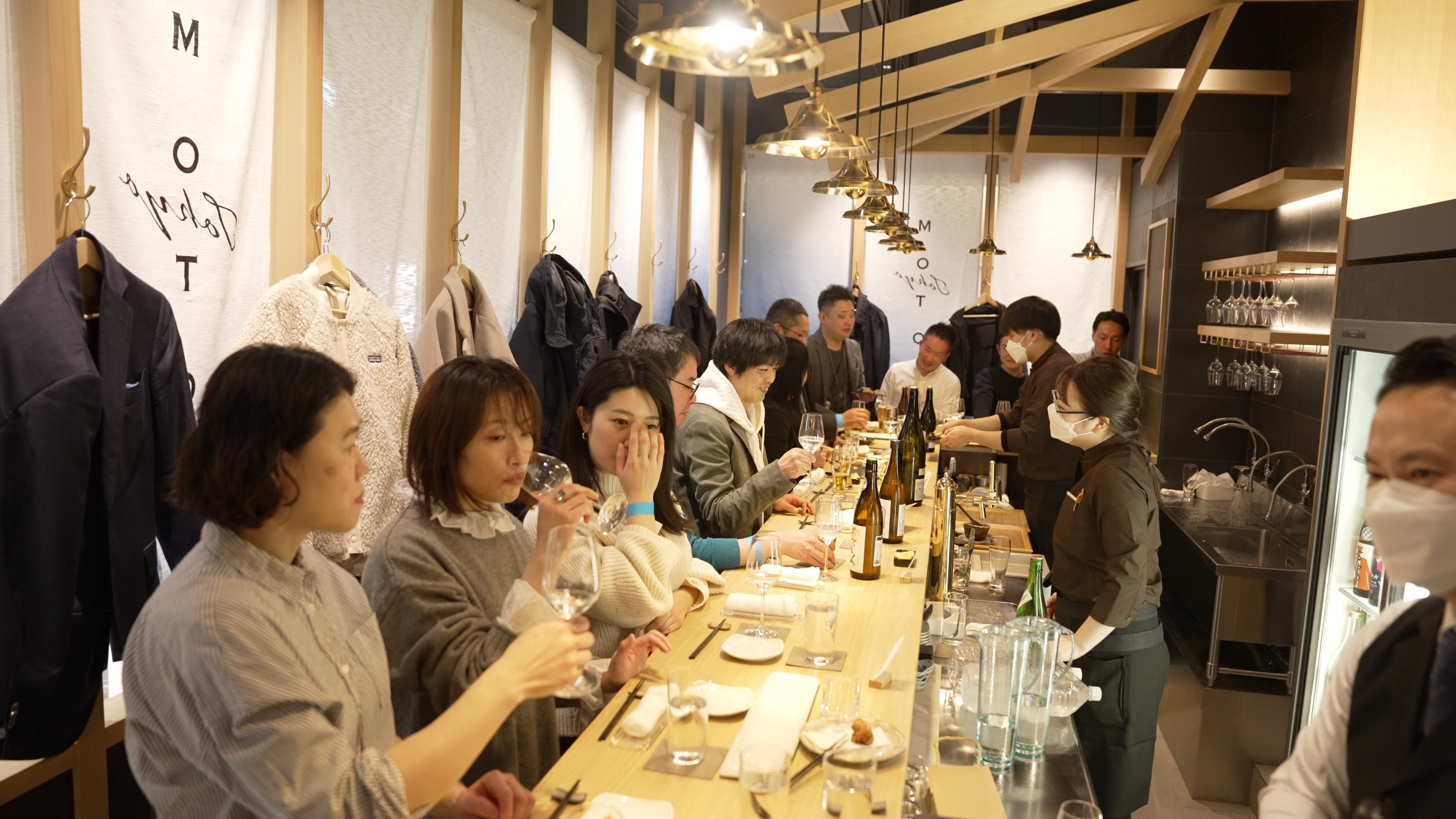 東京駅直結の日本酒バー「酛TOKYO」 立ち飲みも割烹もある店